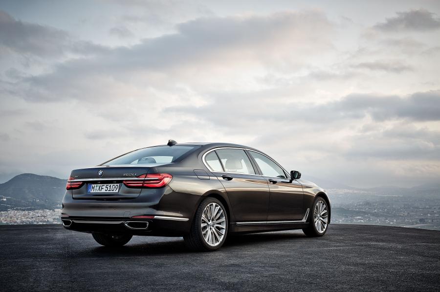  BMW 750Li xDrive 2015 года  (фото 25 из 41)